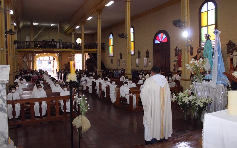 Alumnos salesianos reciben su Primera Comunión.