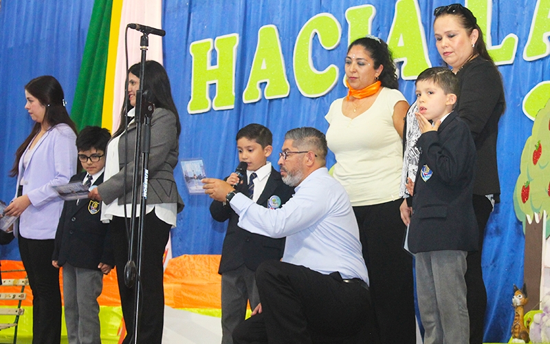 Celebran a los pequeños lectores de primero básico