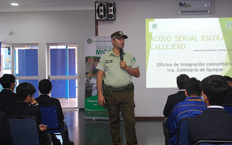 Octavos básicos participan en charla preventiva de Sexting y Grooming realizada por Carabineros de Chile